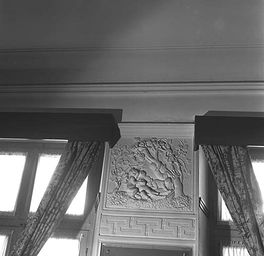 Trumeau, décor de stuc.