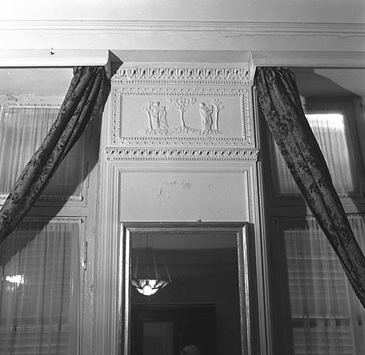Trumeau, décor de stuc.