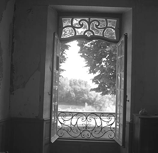 Fenêtre du 1er étage : imposte et balconnet.