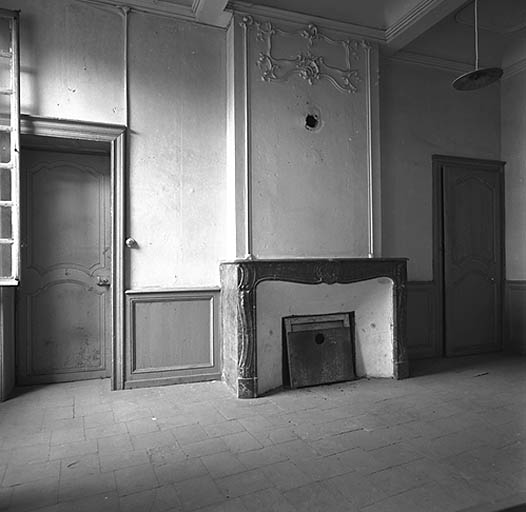 1er étage, cheminée.