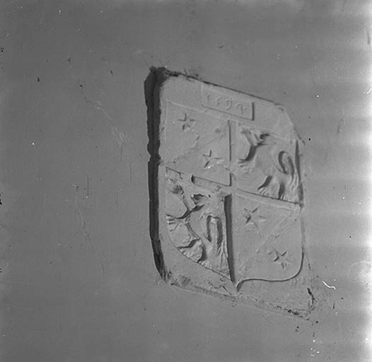 Armoirie de la famille St Exupéry (remploi dans le porche du logis).