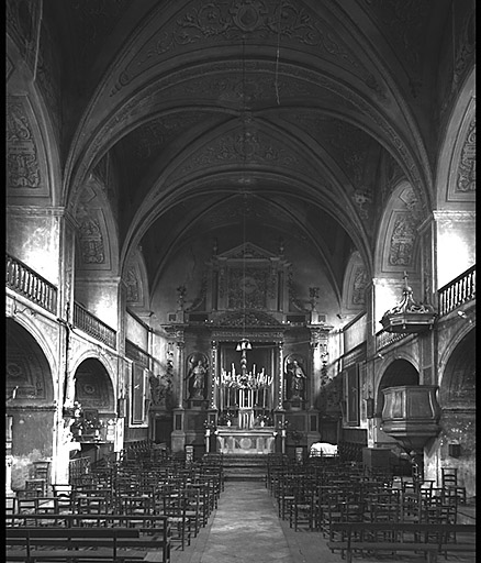 Intérieur de l'église. Vue de l'entrée vers le choeur.