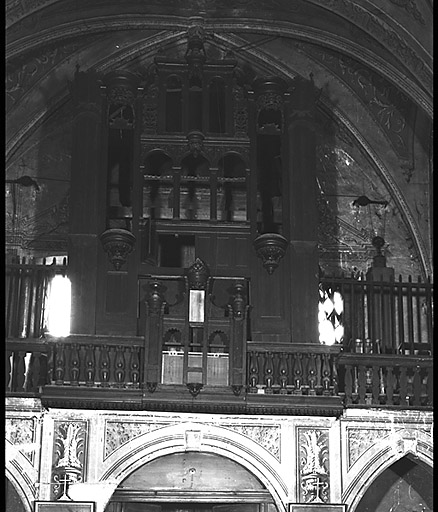 L'orgue démuni de sa tuyauterie.