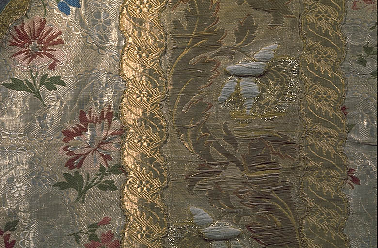 Chasuble, dalmatique, étole, manipule, bourse de corporal, voile de calice, pontifical (?), drap d'or