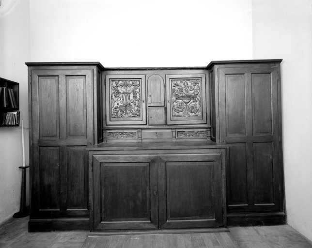 Meuble de sacristie (relief semi-méplat)