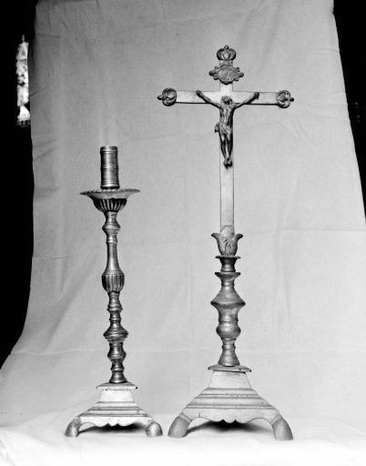 Croix d'autel, chandelier d'autel (5) (objets des cultes, garniture d'autel)