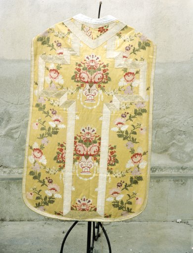 Chasuble, voile de calice, ornements dorés