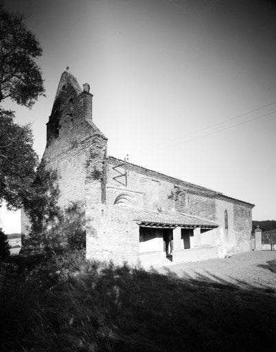 Vue d'angle : élévation occidentale et façade latérale sud.