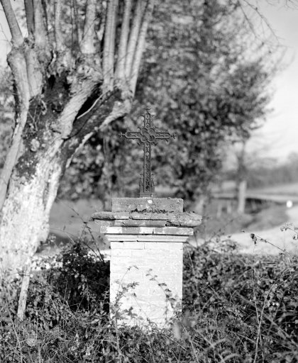 Croix au départ du chemin d'accès dans la propriété.
