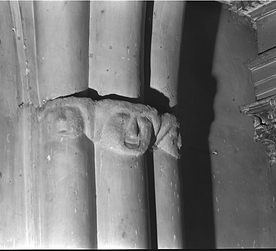 Troisième travée, chapelle gauche : chapelle Saint-Fabien. Chapiteau n° 6.