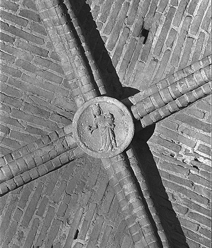 Deuxième travée du choeur, chapelle gauche : clé de voûte n° 21.