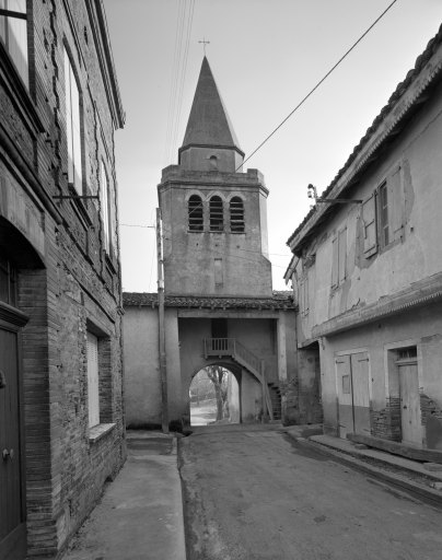 Tour de clocher, vue d'ensemble depuis le village.