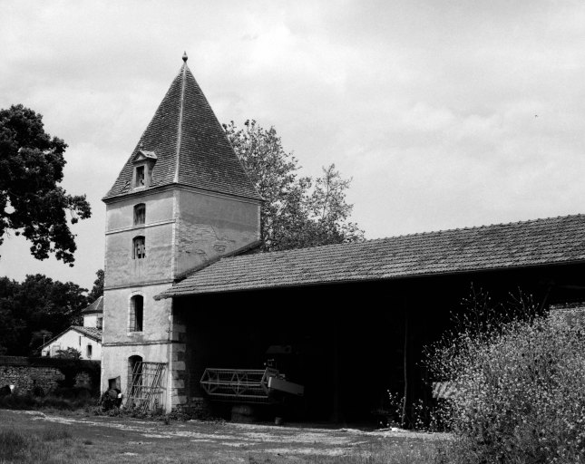 Ancienne ferme du château : tour située en façade à l'angle sud-ouest.