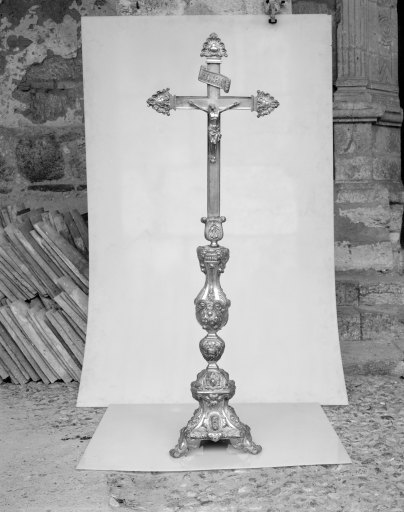 Croix d'autel, métal argenté, XIX (parure d'autel).