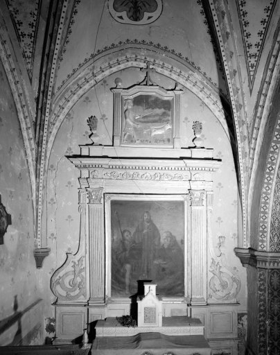 Ensemble du retable de l'autel secondaire de saint Isidore : retable architecturé à ailes, bas-relief représentant Saint Isidore le laboureur, tableau d'autel représentant Le Christ, saint Roch et saint antoine