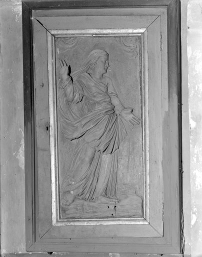 Bas-relief du placard-clôture des fonts baptismaux : La Samaritaine