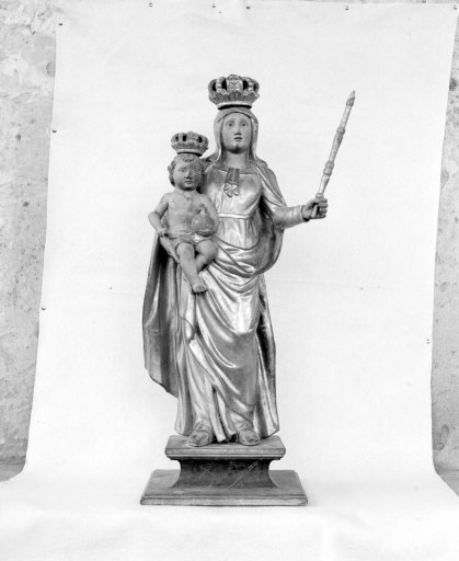 Statue (demi-nature) et son socle : Vierge à l'Enfant