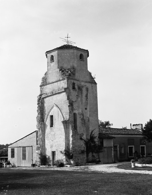 Clocher en ruine.