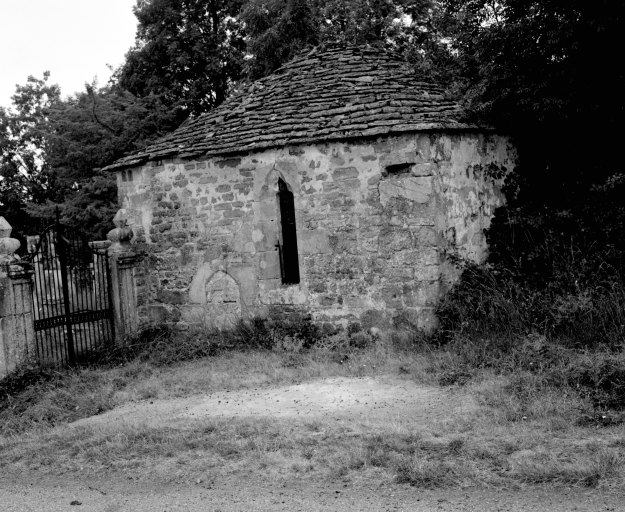 ancienne église, vue générale ruines