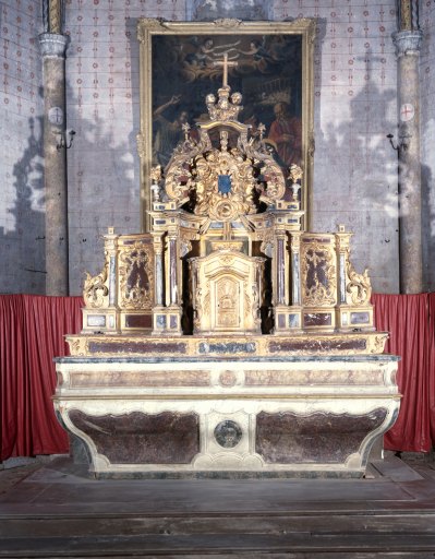 Ensemble du maître-autel, de style Rocaille : autel tombeau, gradin d'autel, tabernacle architecturé, retable architecturé à ailes et exposition