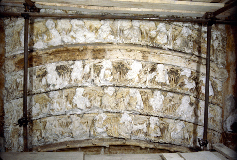 Chapelle Notre-Dame avant restauration des peintures, en 1980 : relief du Couronnement de la Vierge, partie médiane.