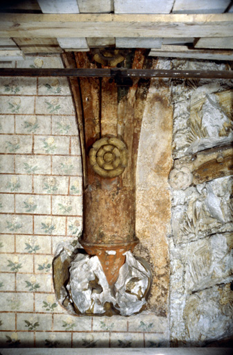 Chapelle Notre-Dame avant restauration des peintures, en 1980 : mur oriental, culot médian.