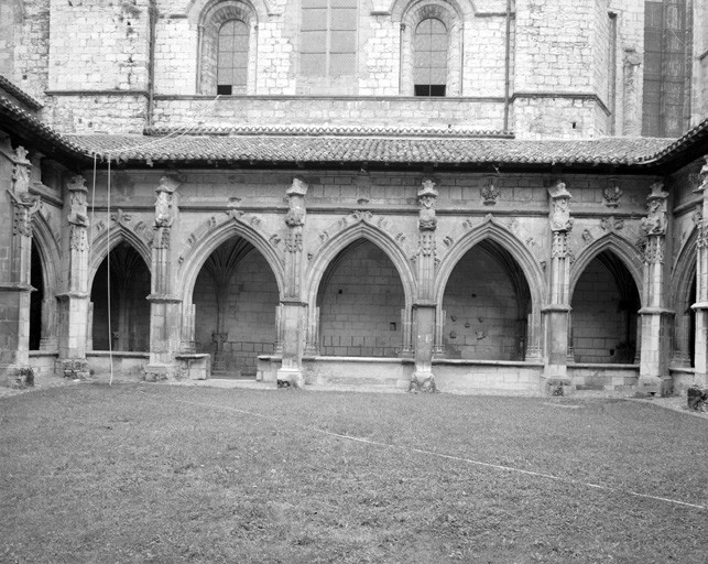 Cloître : galerie nord vue depuis le préau.