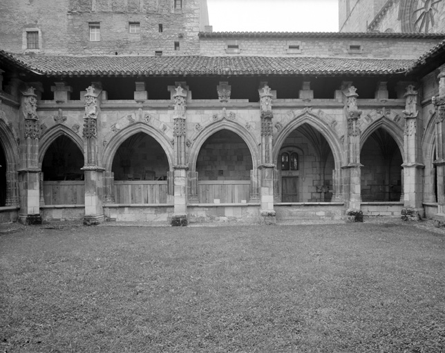 Cloître : galerie ouest vue depuis le préau.