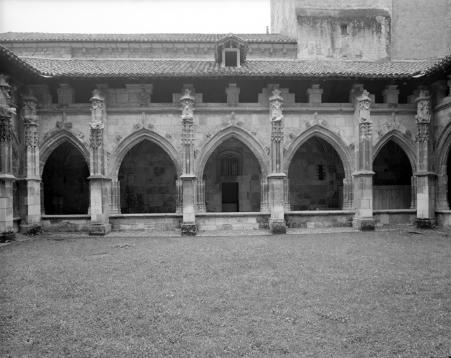 Cloître : galerie sud vue depuis le préau.