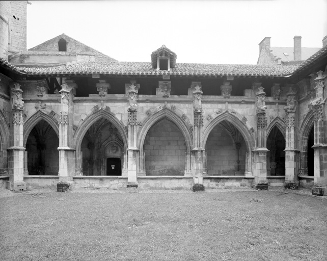 Cloître : galerie est vue depuis le préau.