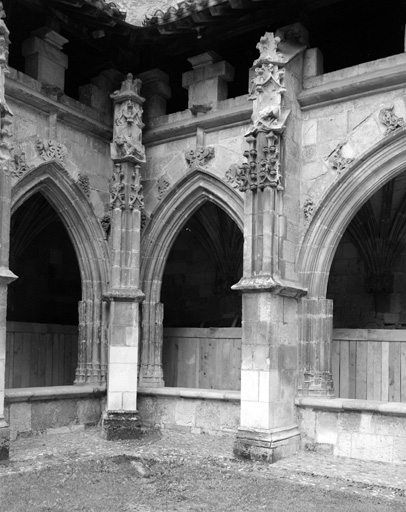 Cloître : angle sud-ouest.