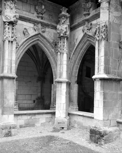 Cloître : angle nord-est.