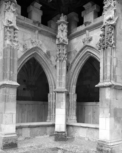 Cloître : angle sud-ouest.