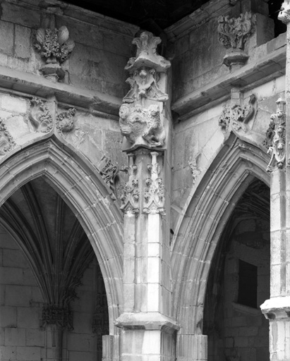 Cloître : angle nord-ouest, détail