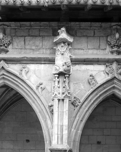 Cloître : galerie nord, 1er contrefort depuis l'est, détail.