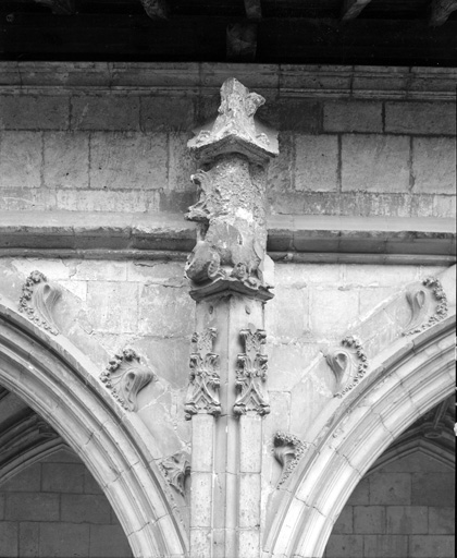 Cloître : galerie nord, 3e contrefort depuis l'est, détail.