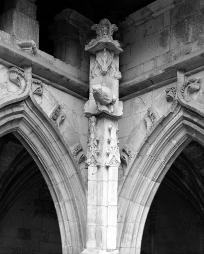 Cloître : angle nord-ouest, détail.