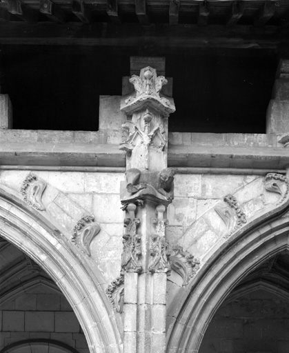 Cloître : galerie ouest, 1er contrefort depuis le nord, détail.