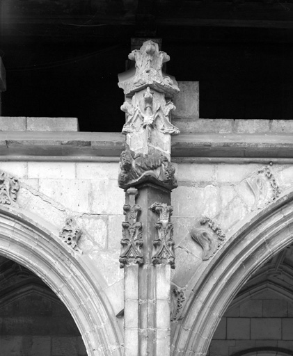 Cloître : galerie ouest, 2e contrefort depuis le nord, détail.