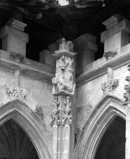 Cloître : angle sud-ouest, détail.