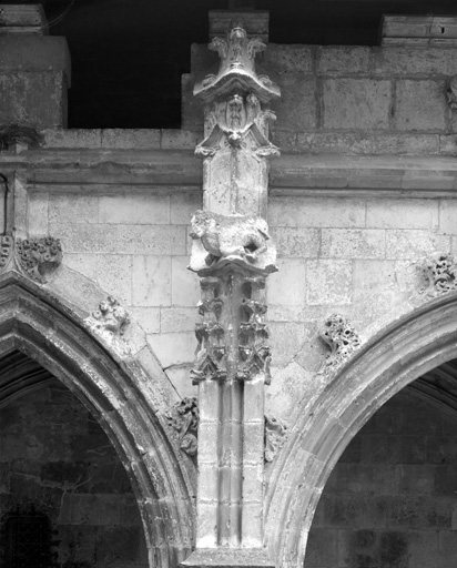 Cloître : galerie sud, 4e contrefort depuis l'ouest, détail.