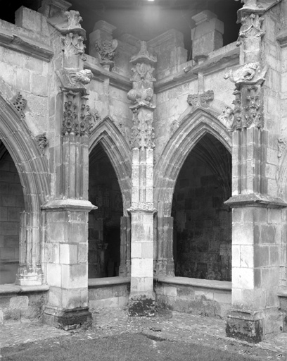 Cloître : angle sud-est.