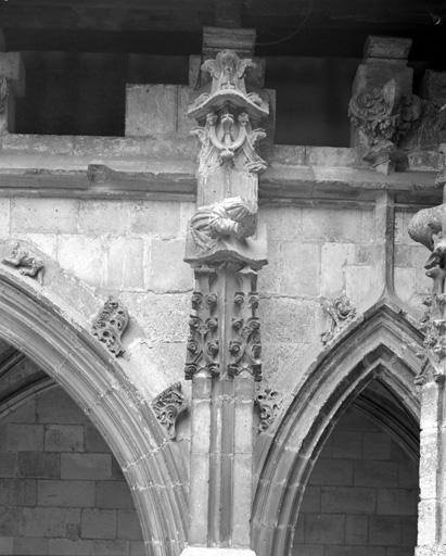 Cloître : galerie est, 1er contrefort depuis le sud.