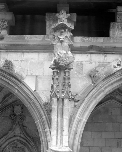 Cloître : galerie est, 3e contrefort depuis le sud, détail.