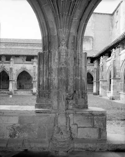 Cloître, galerie nord : arcade extérieure, 4e support depuis l'est.