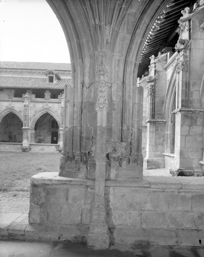 Cloître, galerie nord : arcade extérieure, 5e support depuis l'est.