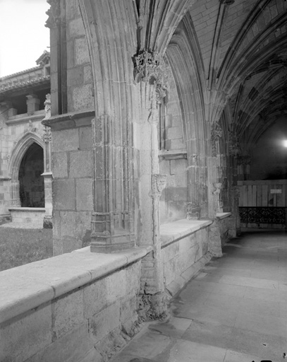 Cloître, galerie ouest : arcade extérieure, 4e et 5e supports depuis le nord.