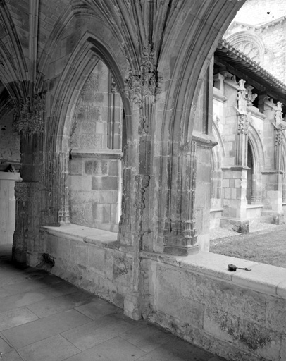 Cloître : angle sud-ouest, arcade extérieure de la galerie sud.