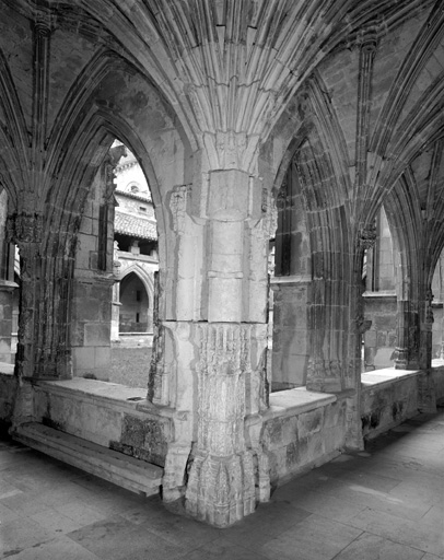 Cloître, angle sud-est : pilier de l'arcade extérieure.