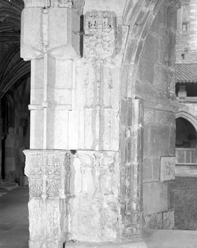 Cloître, angle sud-est : pilier de l'arcade extérieure, détail.